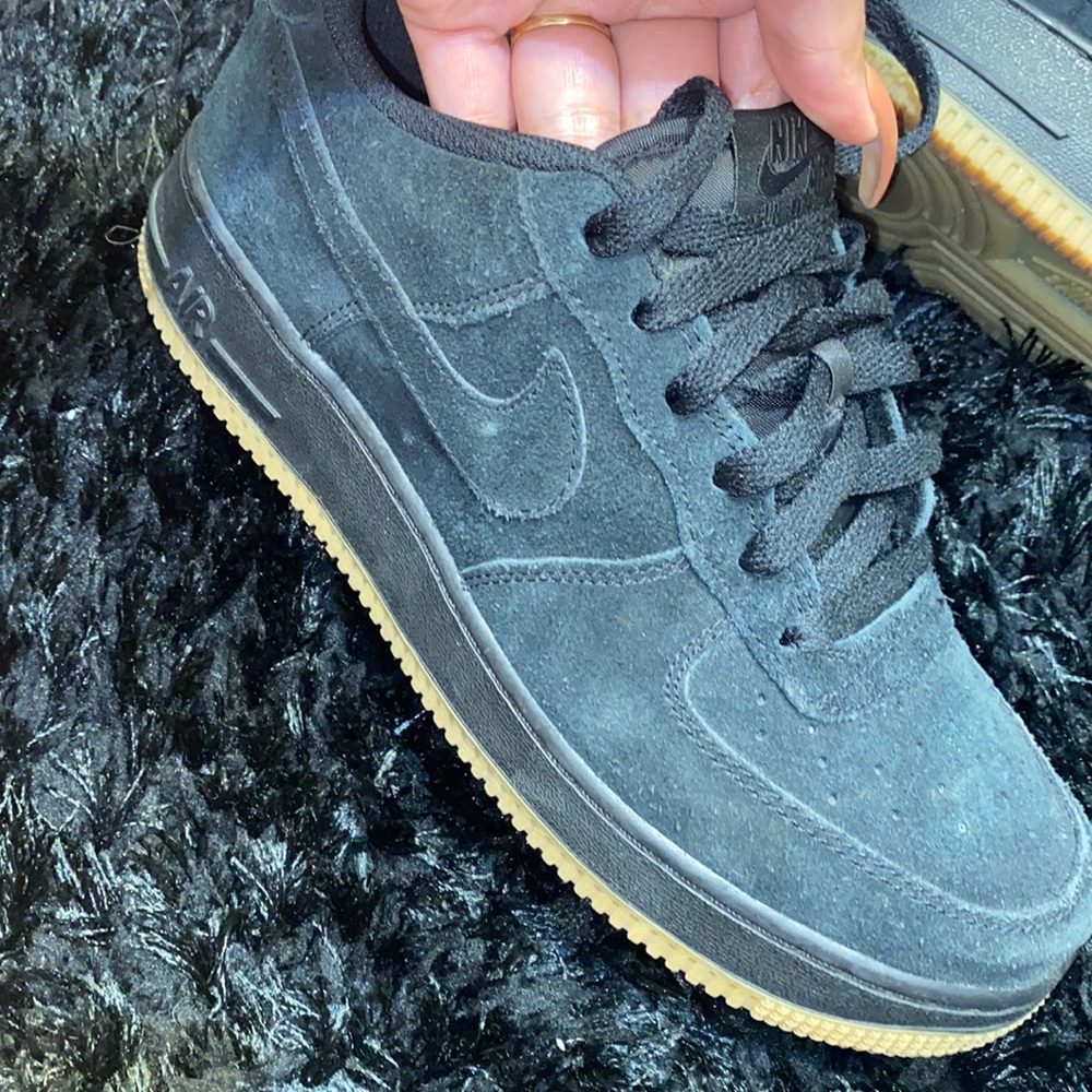 Air Force 1 nikes black suede with gum sole !